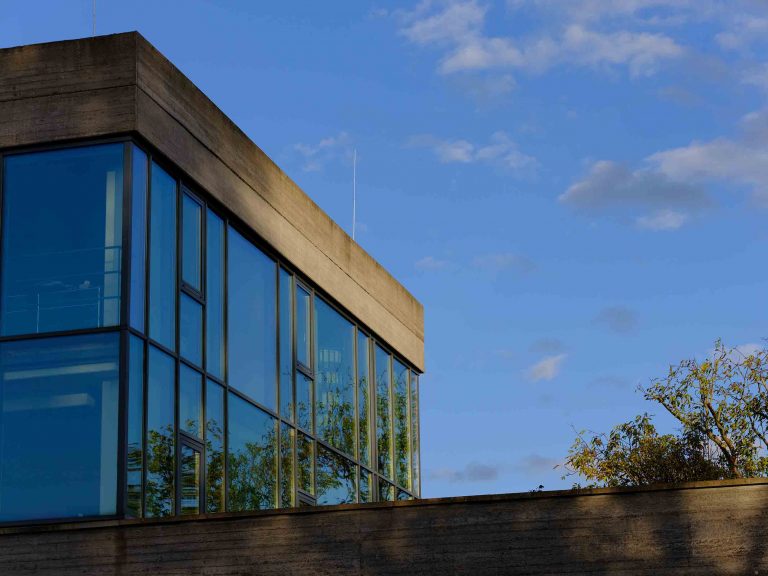 Gebäude Fensterfront Praxis könig+müller